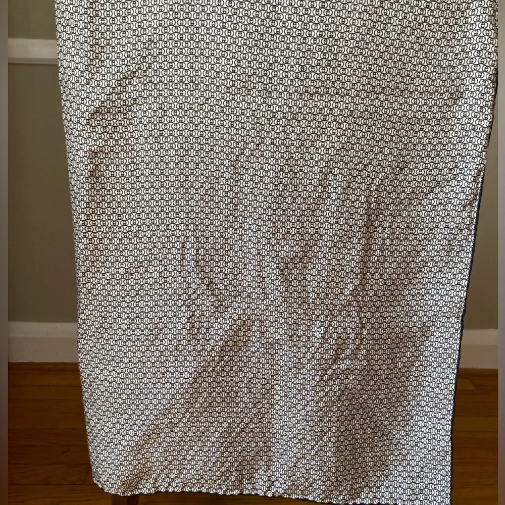 Vintage Gucci silk scarf 34x34 black interlocking G's classic logo on white - Picture 2 of 3